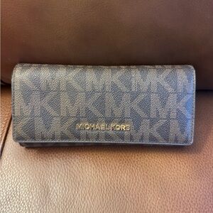 Michael Kors jet set travel large brown trifold wallet w/logo monogram canvas